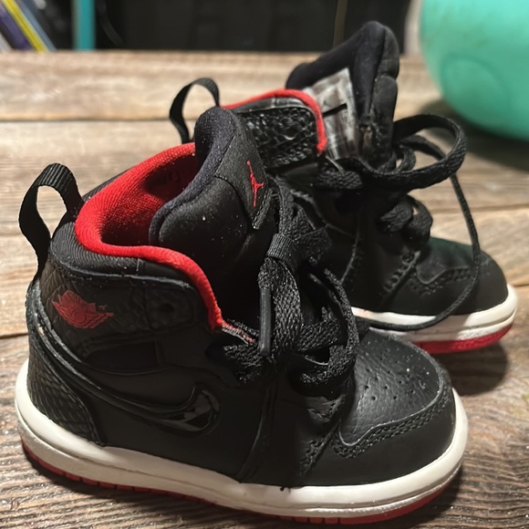Super clean Black and Red Jordans 4c - Picture 2 of 5